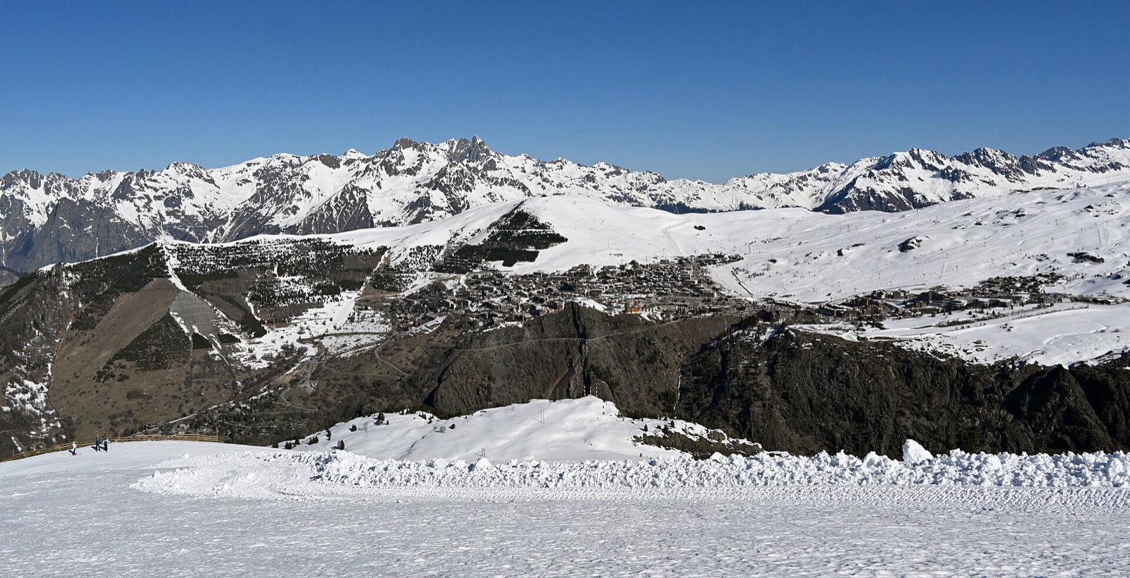 Alpe d'Huez on its plateau, seen from the Signal de l'Homme