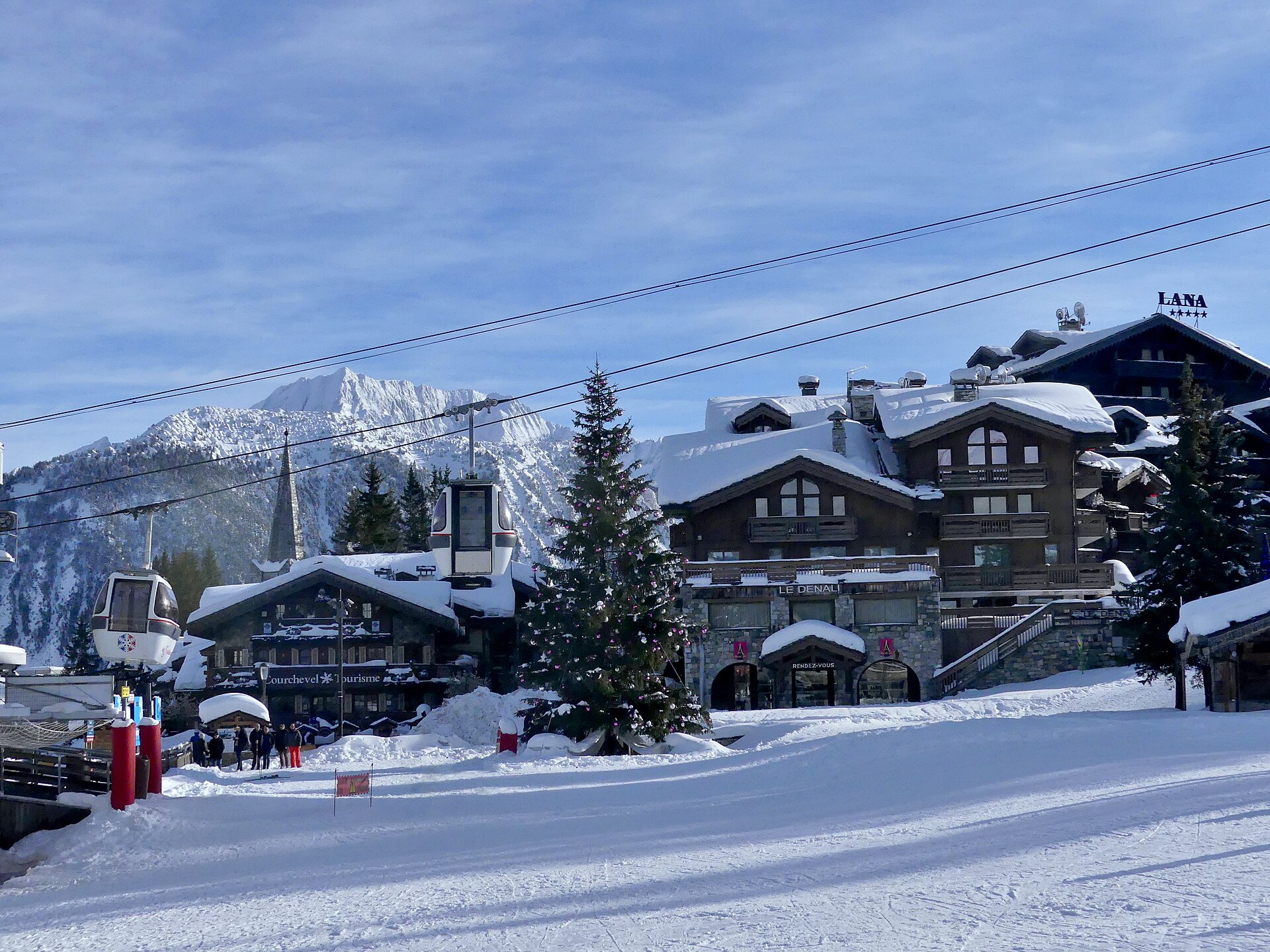 The snow front at Courchevel 1850 on a December morning
