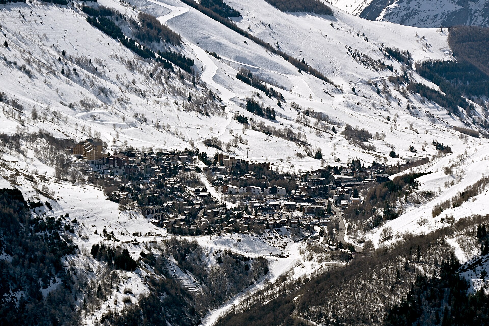 Les Deux Alpes under snow, seen from Auris across the valley